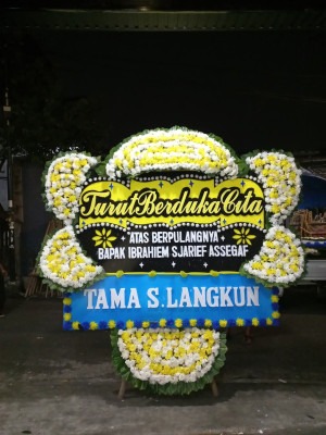 Papan Bunga Duka di Dompak
